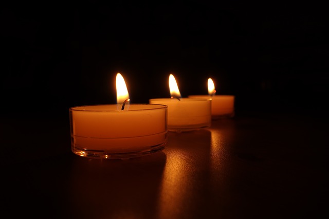 candles-488584_640